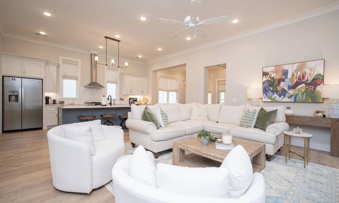 Oxford House | 2.6 Mi to Ole Miss 3BRM/3.5 Bath. Sleeps 9-11