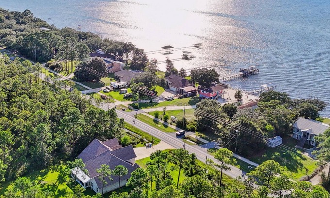 Gulf Breeze House | 2 Acre Retreat |Gulf Views |2 King Suites |Pet friendly |5BR Gulf Breeze Retreat |Near Navarre Beach