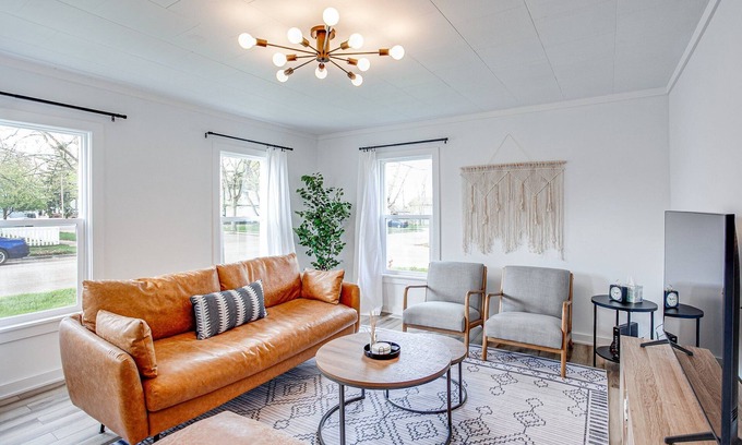 Three Oaks Apartment | 2 BD steps to downtown, 1 block to journeyman & the acorn