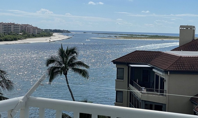 Isles of Capri Condo | 2 bdrm condo w/pool on Marco River w/Gulf views