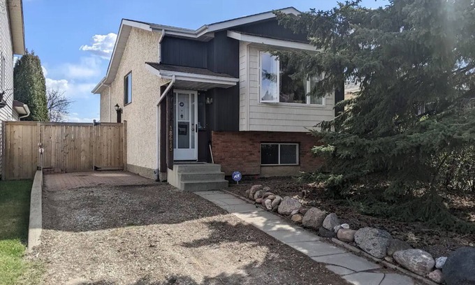 West Edmonton House | 2 BDRM Home - 10 min to WEM with private backyard. Pet friendly. Laundry Access.