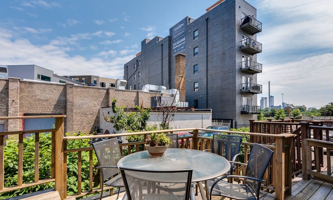 River West House | 2-beautiful adjacent luxury homes near downtown. Room for 20 adults.
