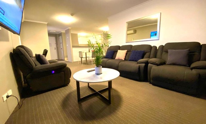 Canberra City Centre Apartment | 2 Bed 2 Bath Apartment in Braddon, Canberra - Pool, Gym and Free Parking