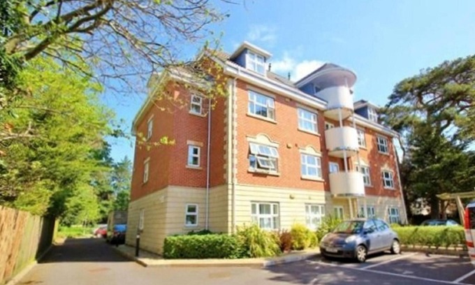 Boscombe Apartment | 2 Bed/2 Bath Contemporary apartment. Close to beach, Lift access & Parking 4*
