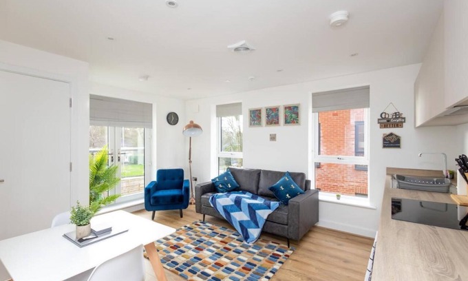 Chapeltown Apartment | 2 Bed 2 Bath | Parking | EV Plug | WiFi | En-suite's | Master King Size Bed