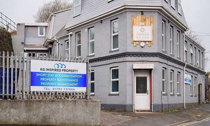 Landore Apartment | 2 Bed Apt, Fully Equipped kitchen, Parking