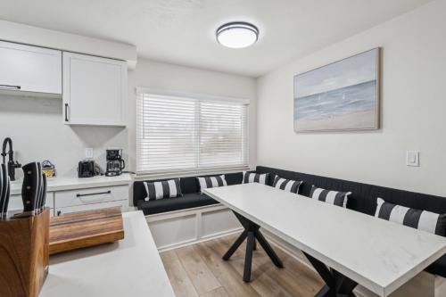 Carpinteria Apartment | 2 Bed Beach Condo #125