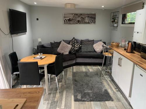 Denbigh House | 2-Bed Cabin Sleeps 4 -Small Pets Ok -Free Parking