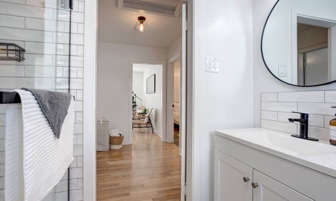 Dartmouth House | 2 Bed City Escape w deck, BBQ & beautiful back yard