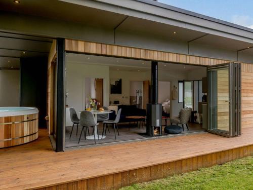 Colchester House | 2 Bed in East Bergholt 82398