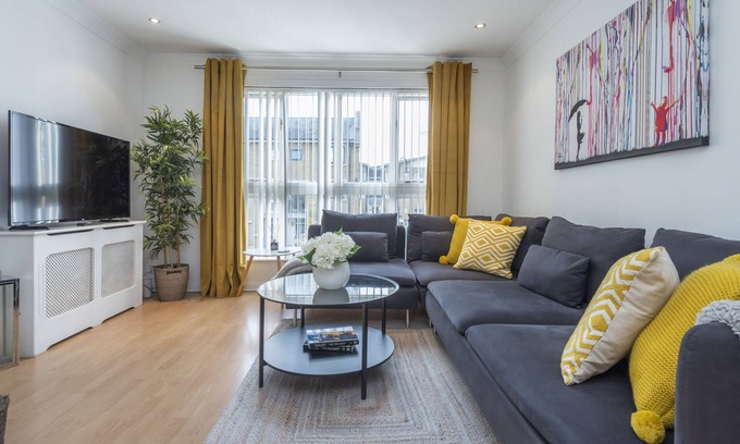 Bow House | 2 Bed Town House With Garden in Hackney, London