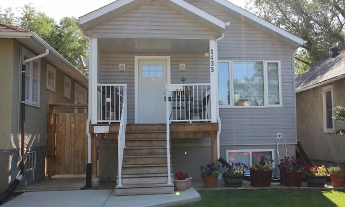 Regina House | 2 Bedroom 1/2 Block From Mosiac and Pasqua Hospital