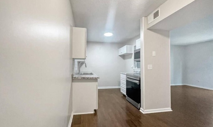 Greensboro Apartment | 2 bedroom 1 bath apartment for rent in Greensboro NC near Target and Walmart