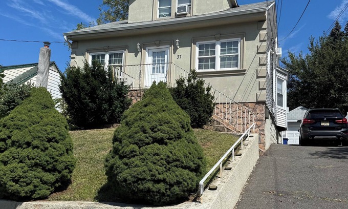 Kearny House | 2 Bedroom 1st Floor House with Parking - 30 Min to NYC & Stadiums