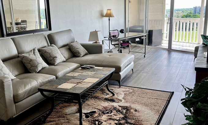 Inverrary Condo | 2 bedroom /2 bathroom penthouse apartment