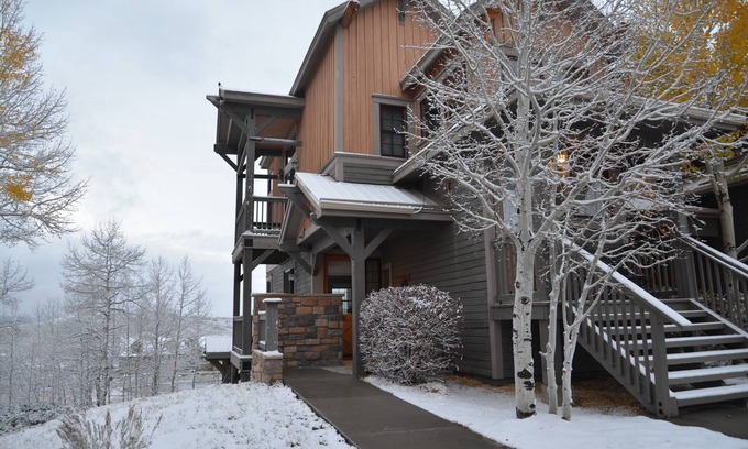 Granby Condo | 2 bedroom 2 bath Corner Condo, Shared Hot Tub, 100 yds To Slope, sleeps 6
