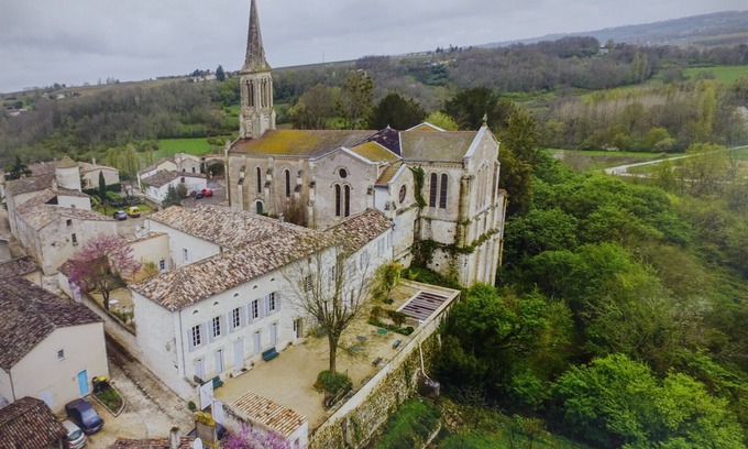 Gensac Apartment | 2 bedroom 2 bathroom apartment in an ancient convent c1400.