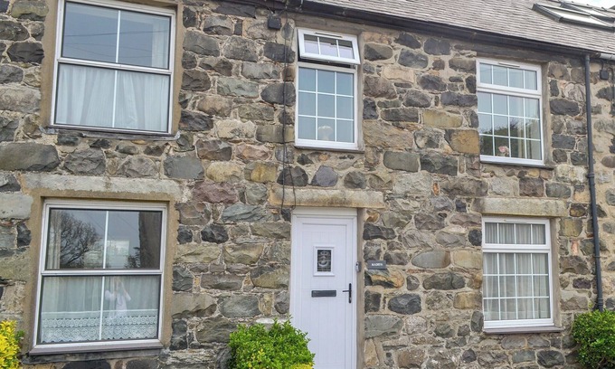 Clynnogfawr Cottage | 2 bedroom accommodation in Clynnog-Fawr, near Criccieth