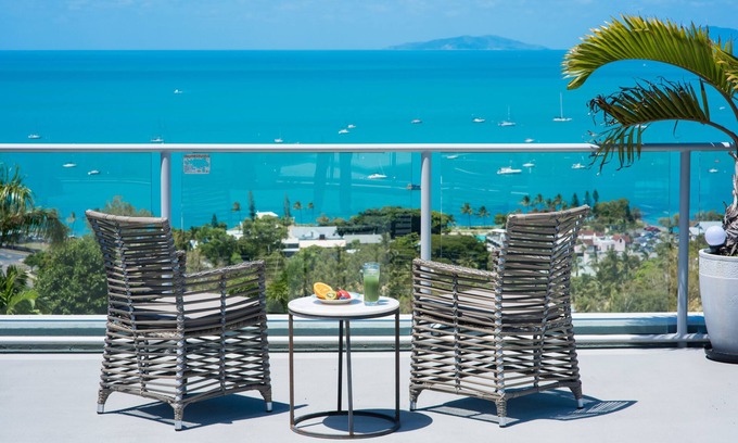 Airlie Beach Apartment | 2 Bedroom Apartment in the heart of Airlie Beach with 180 degree views.