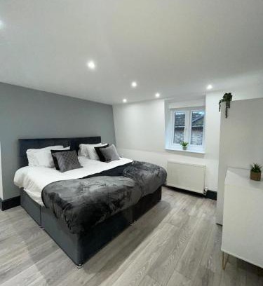 Huntingdon Apartment | 2 Bedroom Apartment - Abacus House - Huntingdon Town Centre - Contractor Friendly - Free Parking - Full Kitchen - Washer Dryer - Spacious - Ideal for Work Stays