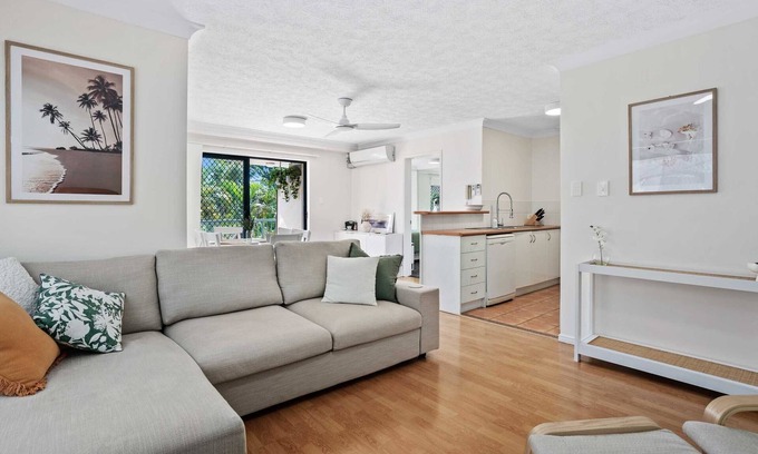 Burleigh Heads Apartment | 2 Bedroom Apartment in Burleigh Heads!