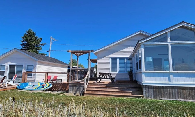 Petite-Riviere-de-l'Ile Ski Chalet | 2-bedroom Chalet and 1-bedroom Guest Chalet in Pointe-Brûlée close with AC