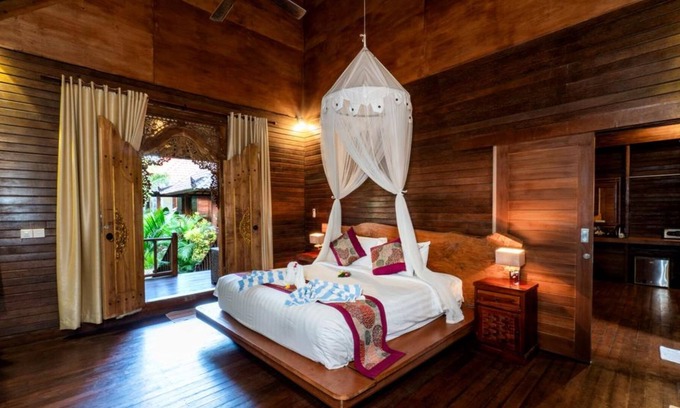 Mushroom Bay Cottage | 2 Bedroom Classic Balinese Wooden Cottage Near Mushroom Bay
