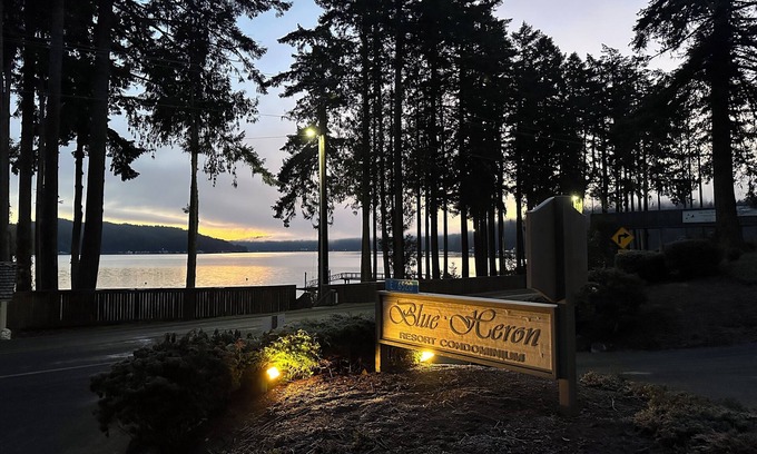 Union Condo | 2-bedroom condo with pool, hot tub, WiFi, fitness room in welcoming Union, WA
