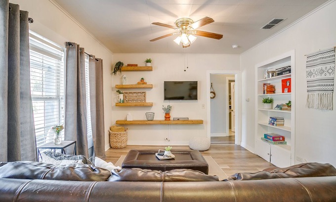 Granbury Condo | 2 Bedroom Cottage near Historical Granbury Square