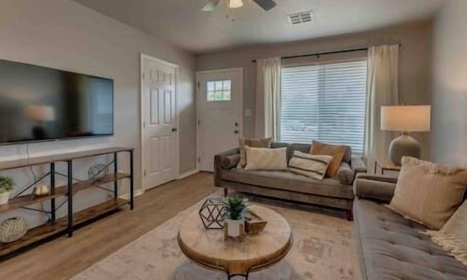 Edmond House | 2-Bedroom Cottage w/KING bed