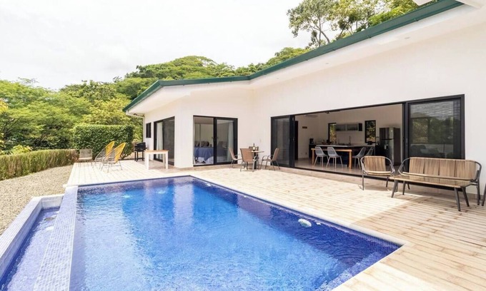 Canafistula House | 2-bedroom house with infinity pool and jungle views in Tamarindo with WiFi, AC
