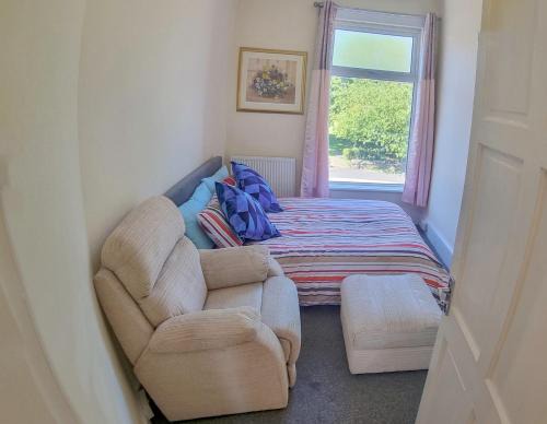 Rochdale Apartment | 2 Bedroom Flat Free Parking Fast Wi-Fi Self Check-in Visit Manchester Oldham Bury