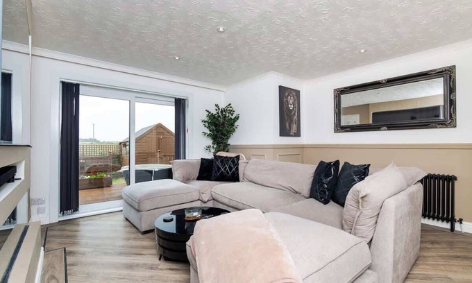 Rosyth House | 2 Bedroom House-Free Parking