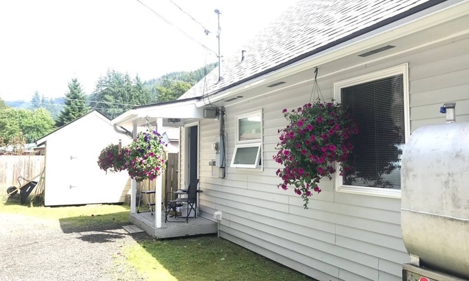 Mendenhall Valley House | 2 bedroom house in beautiful Juneau, Alaska!Near glacier, and close to airport.