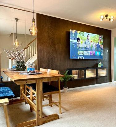 Salisbury House | 2 bedroom house near centre and private parking