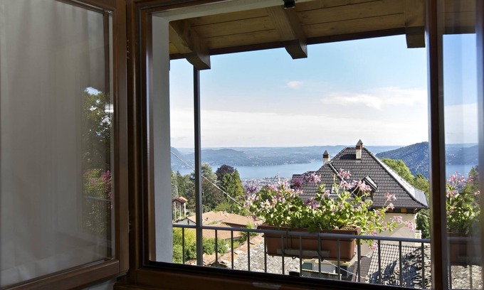 Comero House | 2-bedroom house with pool, beautiful outdoor area and wonderful lake view