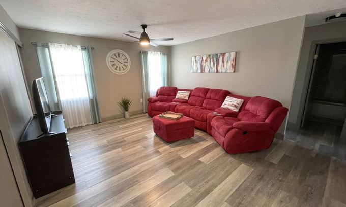 Monroe Apartment | 2 Bedroom, King Bed, Pets welcome, washer and dryer