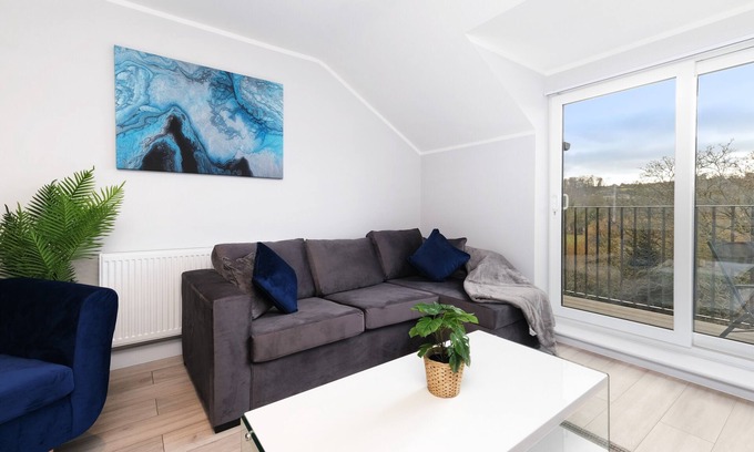 High Wycombe Apartment | 2 Bedroom Penthouse with parking High Wycombe Apt.03