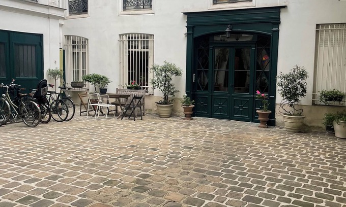 Saint-Thomas-d'Aquin Apartment | 2 bedrs apt 1000 sqf in the center of paris across the bridge from le Louvre