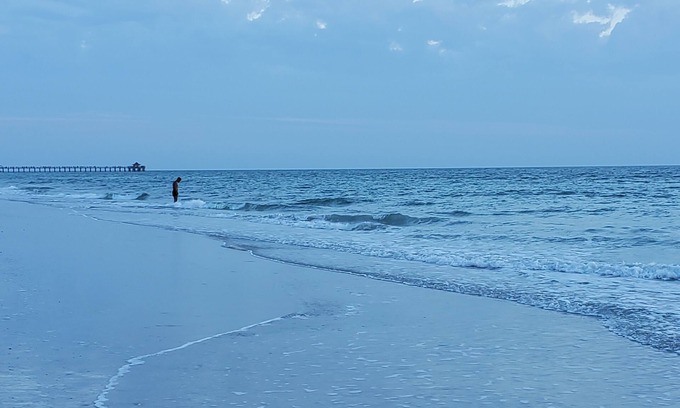 Old Naples Condo | * 2 blocks from beach! 2 blocks from 5th Ave! Crystal clear pool & patio! *