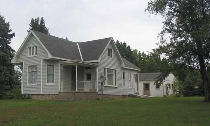 Nauvoo House | 2 blocks from Nauvoo Temple and shopping- walking distance from historic sites.