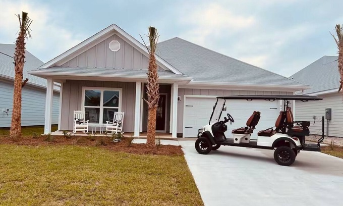 Port St. Joe House | 2 Blocks to the Beach | Golf Cart Pools Bikes Family-Friendly