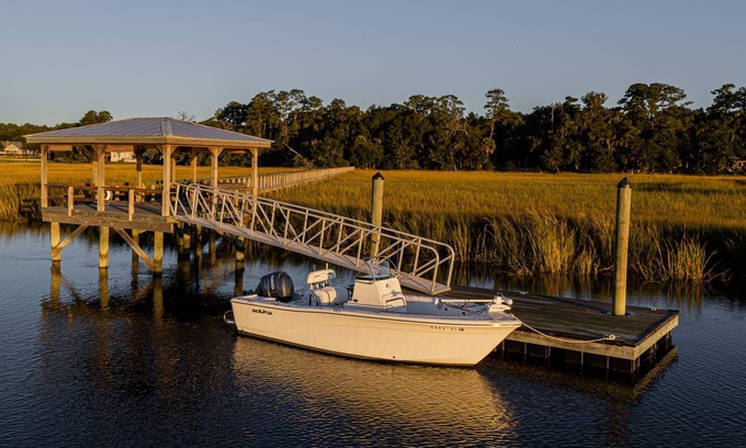 Darien House | 2-BR Fisherman's Quarters w/docks, pool, and firepit on Emma's Driftwood Farm