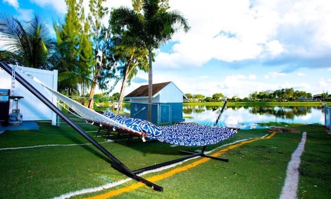 Davie House | 2 BR Lakefront Town House Kids Friendly/ Davie lake