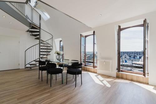 Mitte Apartment | 2 BR Penthouse Loft - WHIRLPOOL - TERRASSE - WIFI - ZENTRAL - KÜCHE - KAFFEE - PARKHAUS