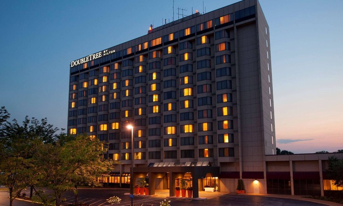 Chesterfield House | 2 Connecting Suites at a 4⭐️ Hotel