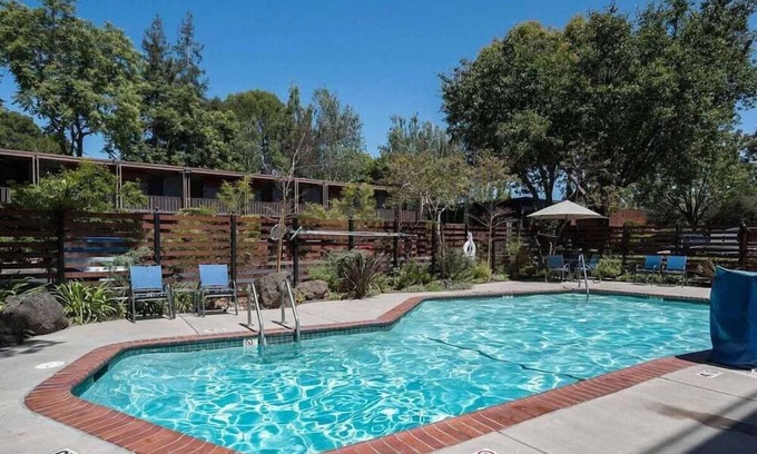 Barron Park Hotel | 2 Eco-Friendly Room with Free Breakfast, Outdoor Pool, Balcony & Parking
