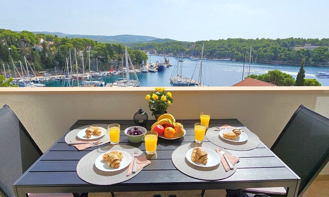 Cove Makarac (Milna) Apartment | 2 Great Swimming Pools & Terraces, Just 100m to Beach, Fabulous Balcony Views
