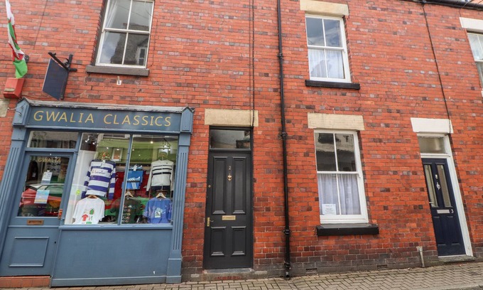 Llangollen Cottage | 2 GWALIA TERRACE, pet friendly, with a garden in Llangollen