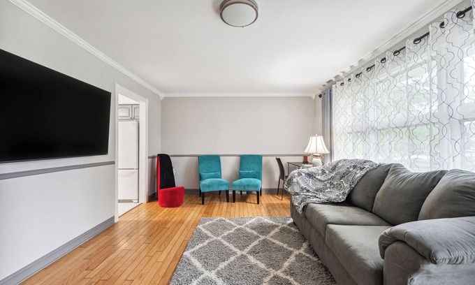 Elmhurst House | 2 King Bdrms and 1 Queen Bdrm! 20 minutes to O'Hare Airport! Parks and Shopping!